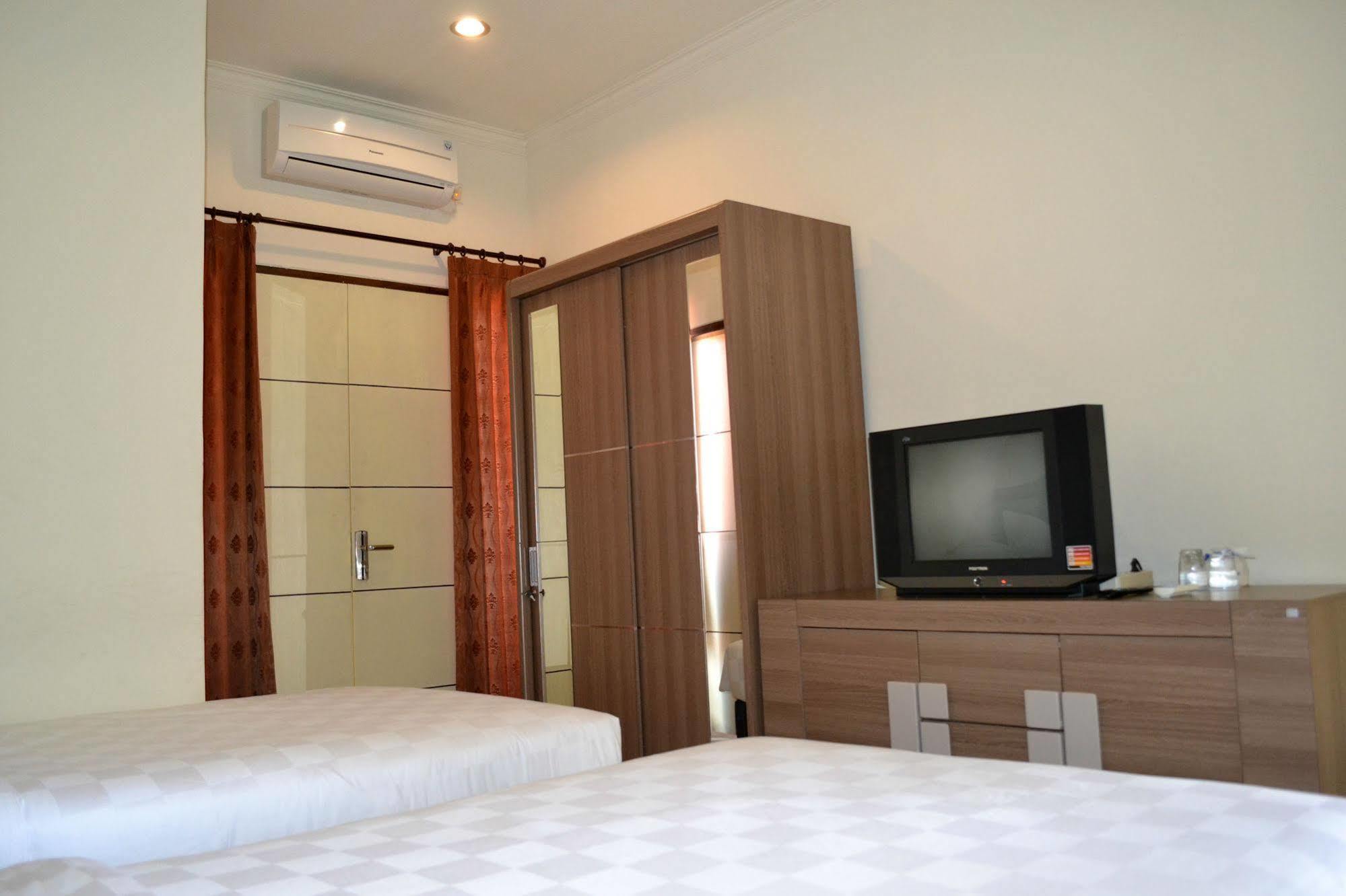 Ivanka Airport Inn Kuta Lombok Exterior foto